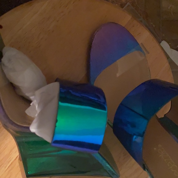 Clear iridescent shoe - Picture 3 of 3
